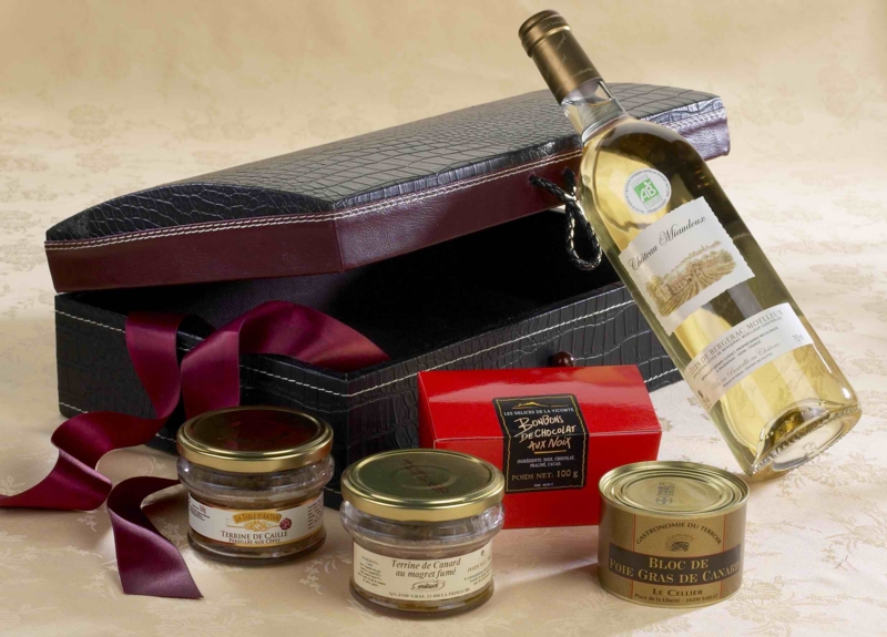Un coffret gourmand garni de foie gras et vin, pour offrir au Comit&eacute; d'entreprise &agrave; No&euml;l