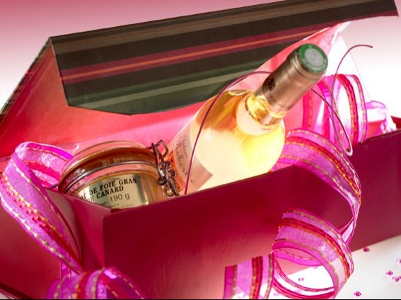 Un coffret d&eacute;cor&eacute; garni de foie gras et vin blanc  moelleux de prorpi&eacute;taire r&eacute;coltant