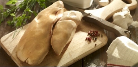 Lobe de foie gras cru sur une planche, pr&ecirc;t &agrave; &ecirc;tre po&ecirc;l&eacute;.