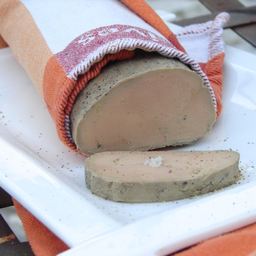 Foie gras au torchon tranché présenté