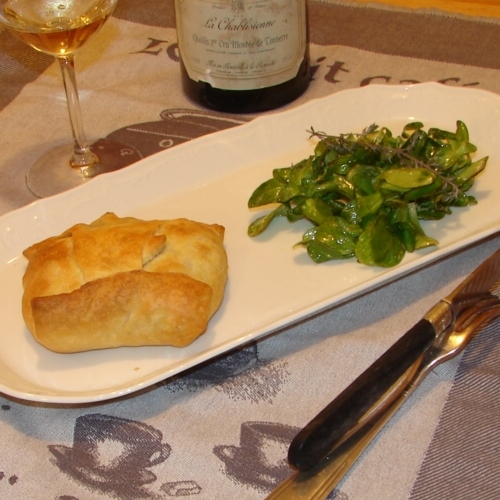 Feuilleté de Manchons de canard confit aux oignons, aux pruneaux et Curry, et son Chablis Montée de Tonnerre de la Chablisienne.